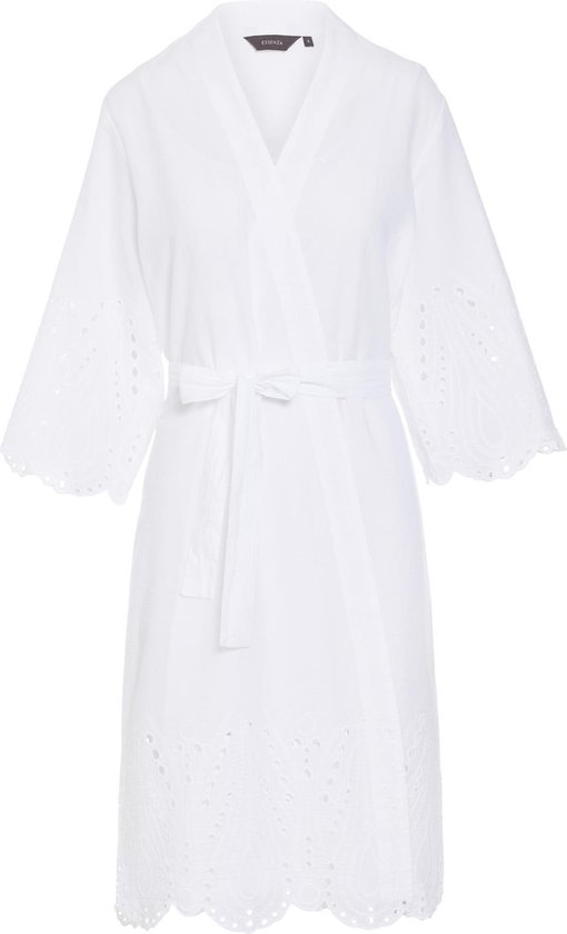 Witte kimono met strikceintuur, driekwart mouwen en broderie anglaise op de mouwen en zoom.