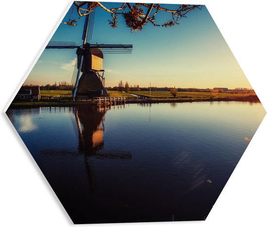 PVC Schuimplaat Hexagon - Klassiek Bruine Molen aan het Water in Weiland in Nederland - 40x34.8 cm Foto op Hexagon (Met Ophangsysteem)
