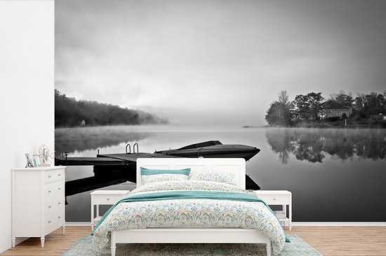 Behang - Fotobehang Speedboot ligt aan de steiger - zwart wit - Breedte 450 cm x hoogte 300 cm