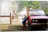 Tuinposter – Cowgirl Leunend op Rode Auto bij Paard - 90x60 cm Foto op Tuinposter (wanddecoratie voor buiten en binnen)