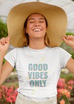 Shirt - Good vibes only - Wurban Wear | Grappig shirt | Positiviteit | Unisex tshirt | Geluk | Bloemen | Wit