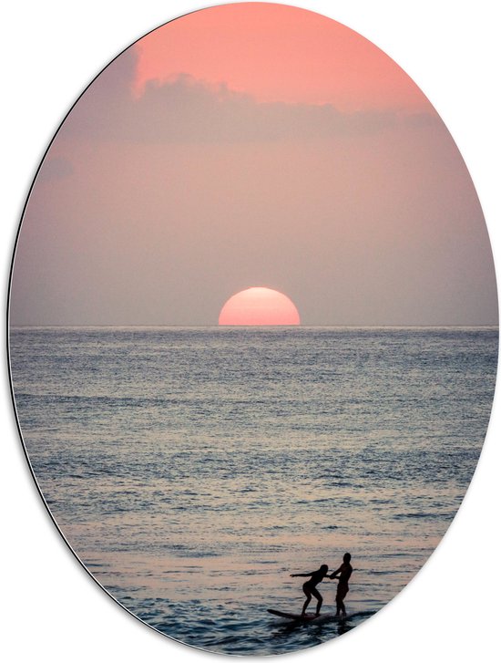 Dibond Ovaal - Surfers in de Zee bij Zonsondergang - 60x80 cm Foto op Ovaal (Met Ophangsysteem)