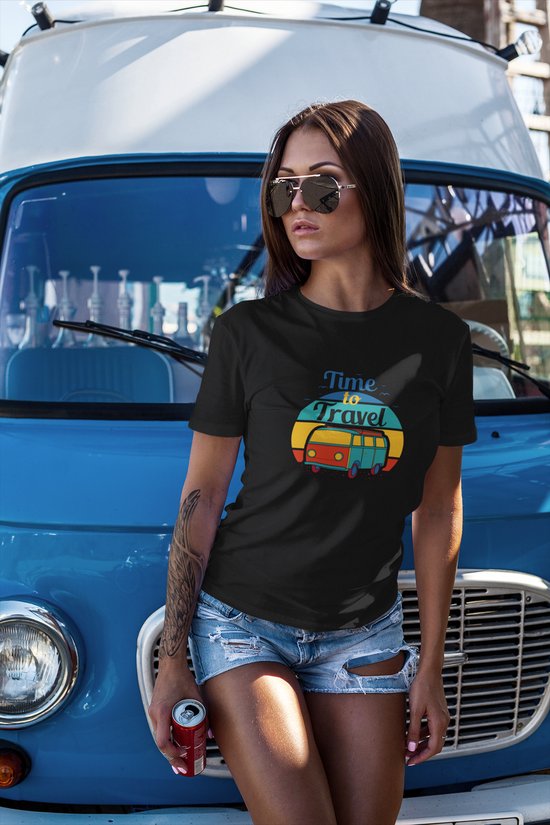 Chemise - Le temps de travel - Wurban Wear | Chemise drôle | Voyages | T-shirt unisexe | Valise | Lunettes de soleil | blanc et noir