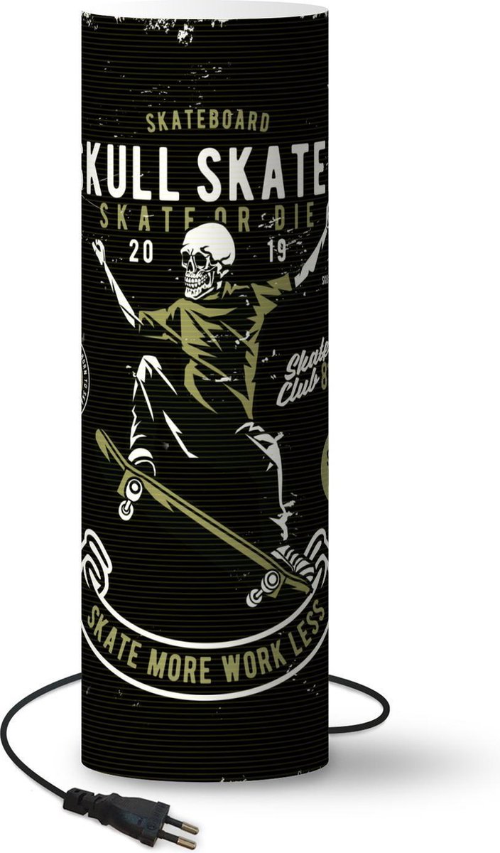 Lamp - Nachtlampje - Tafellamp slaapkamer - Skateboard - Skelet - Vintage - Quote - 50 cm hoog - Ø15.9 cm - Inclusief LED lamp