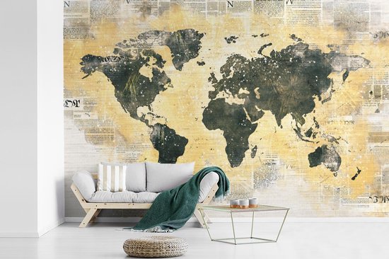 Carte du monde gris foncé sur fond avec peinture orange et journal 420x280 cm