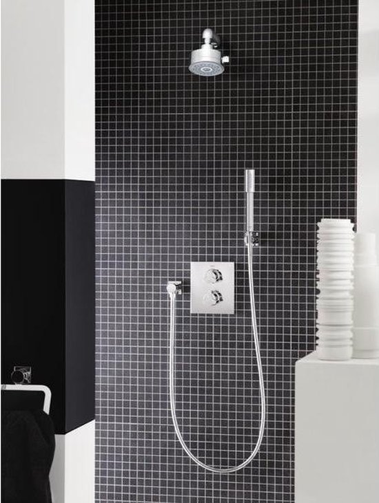 Douche met zwarte mozaïekwanden, chroomkleurige handdouche, douchekop en thermostaatkraan.