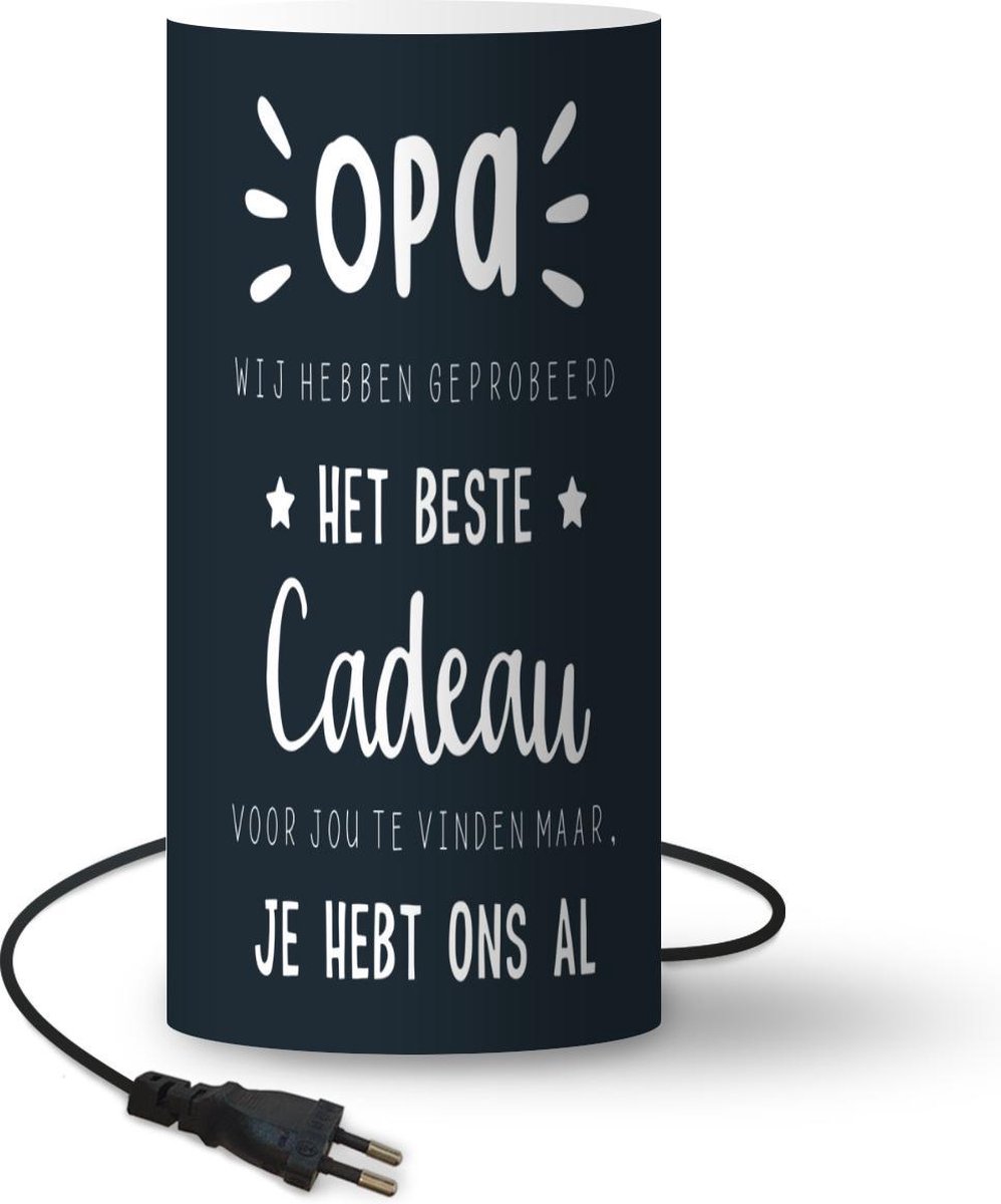 Lamp - Nachtlampje - Tafellamp slaapkamer - Opa - Quotes - Het beste cadeau - Spreuken - 54 cm hoog - Ø24.8 cm - Inclusief LED lamp