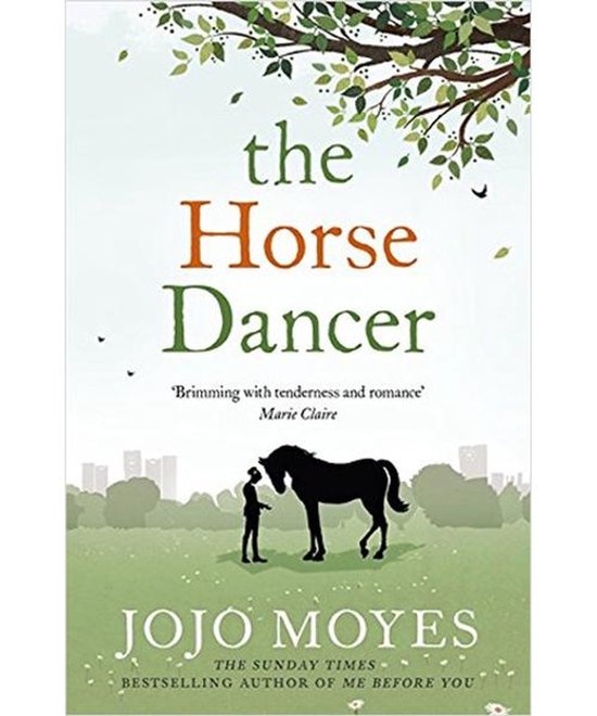 Boek 'The Horse Dancer' met op de cover een silhouet van een paard en een persoon in een groene, open vlakte met een stad op de achtergrond. Groene boomtakken bovenaan.