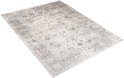 Un tapis gris clair avec un motif oriental vintage, posé sur fond blanc.