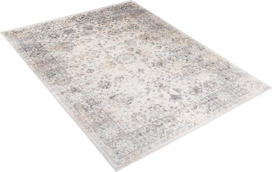 Un tapis gris clair avec un motif oriental vintage, posé sur fond blanc.
