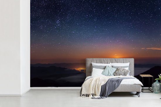 Papier peint Papier peint photo en vinyle - Une lune orange se lève dans la nuit des Carpates largeur 420 cm x hauteur 280 cm - Tirage photo sur papier peint (disponible en 7 tailles)