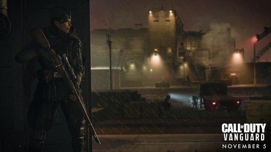 Vrouw in militair uniform, met geweer, staat in een deuropening. Regenachtige stad op de achtergrond. Call of Duty: Vanguard.