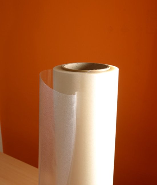 Een rol transparante beschermfolie op een oranje achtergrond.
