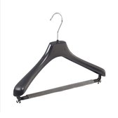 De Kledinghanger Gigant - 140 x Mantel / kostuumhanger kunststof zwart met schouderverbreding en anti-slip broeklat (2 mm schuim), 39 cm