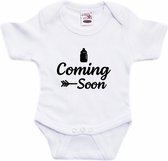 Coming soon aankondiging zwangerschap cadeau tekst baby rompertje wit jongens/meisjes - Zwangerschapsaankondiging - Babykleding 68 (4-6 maanden)