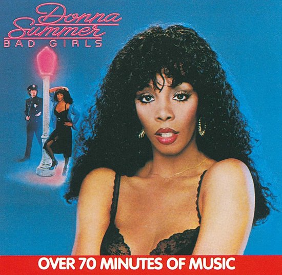 Donna Summer, Bad Girls albumhoes met Donna Summer in zwart kanten lingerie. Een politieagent en een vrouw staan bij een lantaarnpaal op de achtergrond.