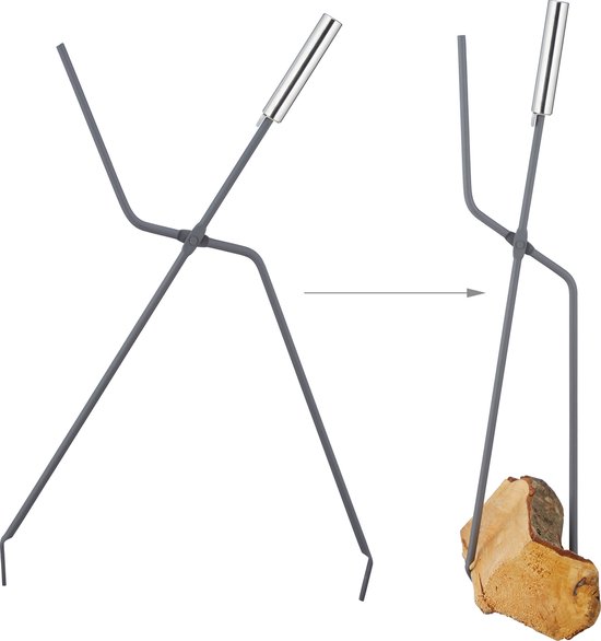 Grijze tang voor haardhout, met zilverkleurig handvat, naast een stuk hout.
