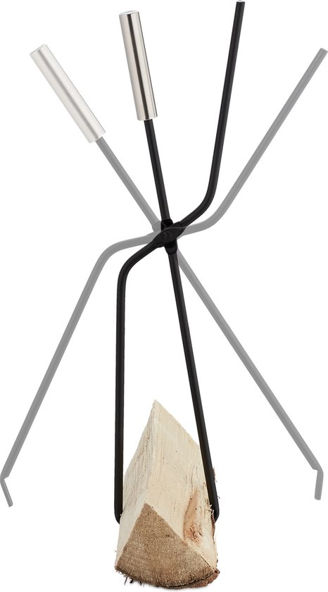Zwarte haardtang met zilverkleurige handvatten, met een houtblok.