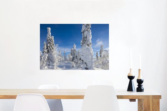 Un ciel bleu au-dessus du paysage d'hiver en Laponie Poster 90x60 cm - Tirage photo sur Poster (décoration murale salon / chambre)