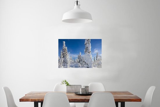 Un ciel bleu au-dessus du paysage d'hiver en Laponie Poster 90x60 cm - Tirage photo sur Poster (décoration murale salon / chambre)