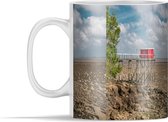 Mok - Een rode paalwoning op het strand - 350 ml - Beker