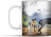 Mok - Twee Afrikaanse wilde honden met hun pup - 350 ml - Beker