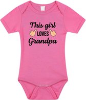 This girl loves grandpa tekst baby rompertje roze meisjes - Cadeau opa - Babykleding 68 (4-6 maanden)