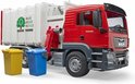 Rode vuilniswagen met witte laadbak, voorzien van de tekst 'REUSE REDUCE RECYCLE' en twee miniatuur afvalbakken, geel en blauw.