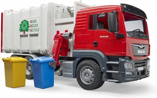 Rode vuilniswagen met witte laadbak, voorzien van de tekst 'REUSE REDUCE RECYCLE' en twee miniatuur afvalbakken, geel en blauw.