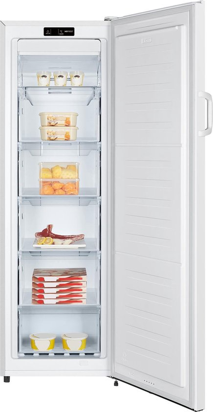 Witte vrijstaande vriezer met open deur, gevuld met diverse etenswaren en vakken met labels 'FREEZEBOX'.