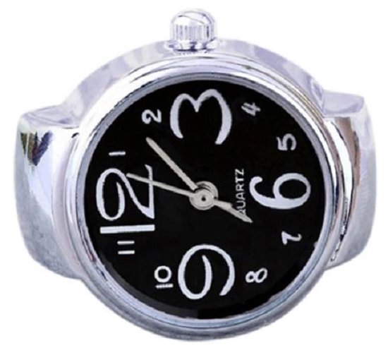 Zilverkleurige ring met een zwart uurwerk, witte cijfers en wijzers. Diameter van het uurwerk is 2 cm.