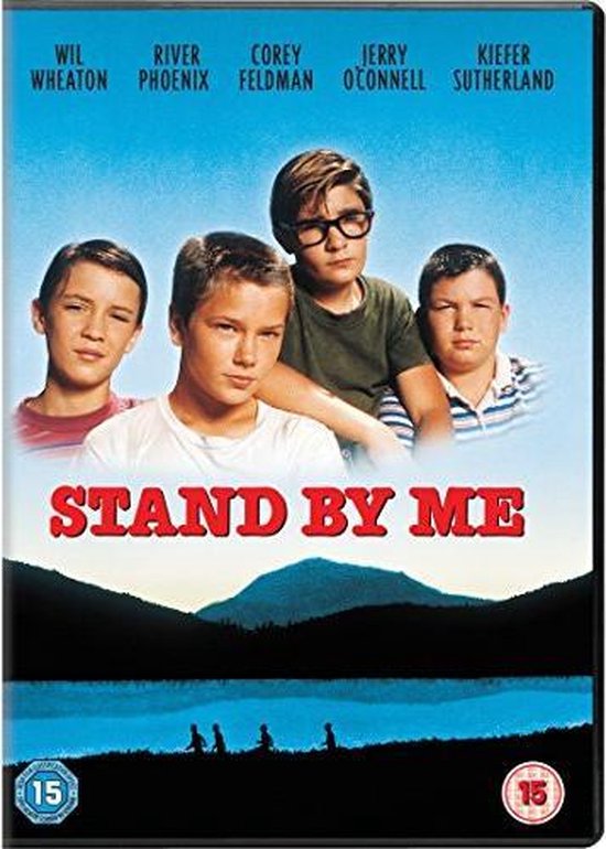 Cover van de "Stand by Me" DVD. Vier jongens, Wil Wheaton, River Phoenix, Corey Feldman en Jerry O'Connell, staan op de cover bij een meer met leeftijdskeurmerk.
