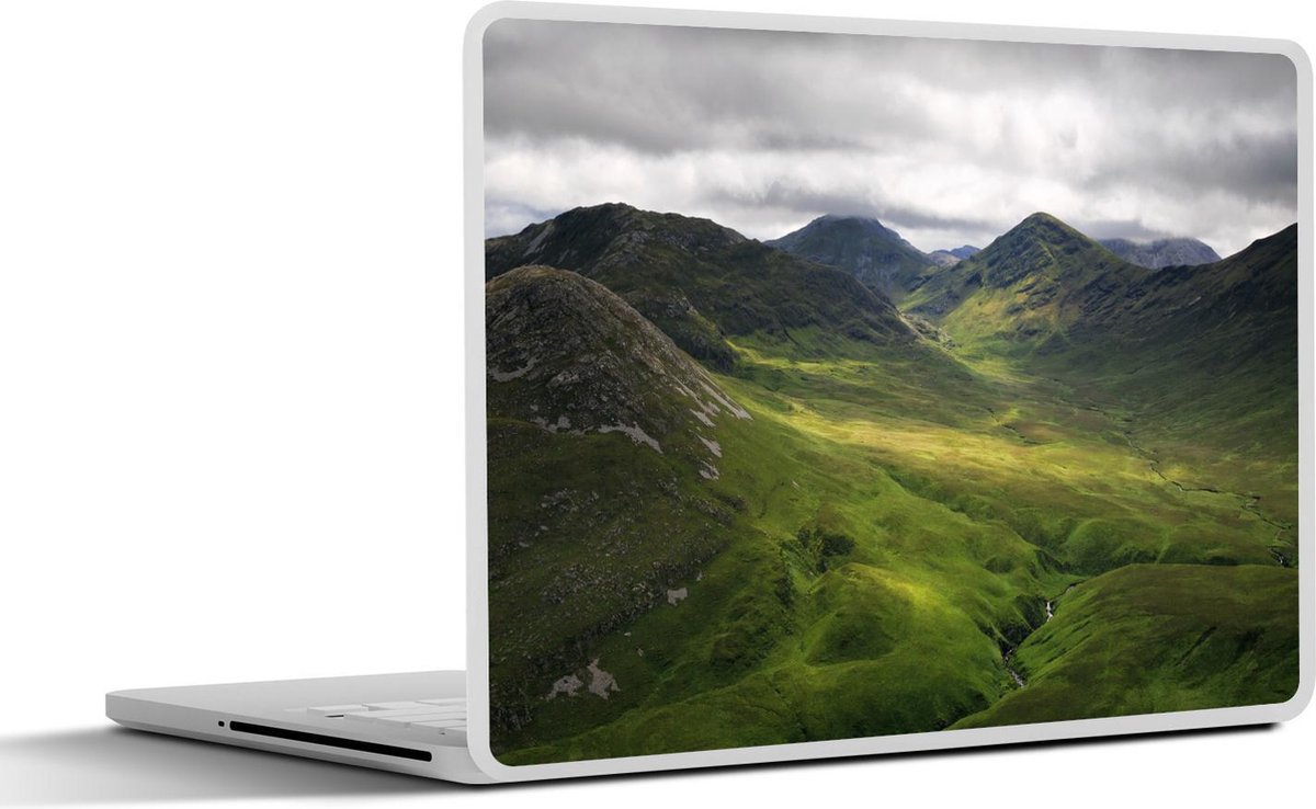 Afbeelding van product SleevesAndCases  Laptop sticker - 10.1 inch - Donkere heuvels en een grijze lucht