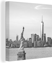 Canvas Schilderij Het vrijheidsbeeld en het One World Trade Center in New York - zwart wit - 20x20 cm - Wanddecoratie
