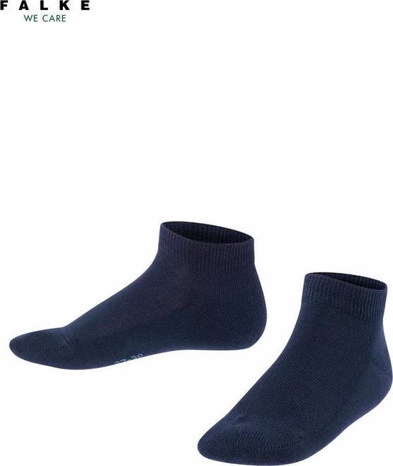 Twee donkerblauwe, katoenen sneakersokken van Falke. Zichtbaar vanaf de zijkant.