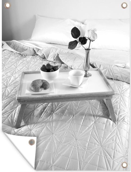 Tuinposter Dienblad met ontbijt op bed - zwart wit - 90x120 cm
