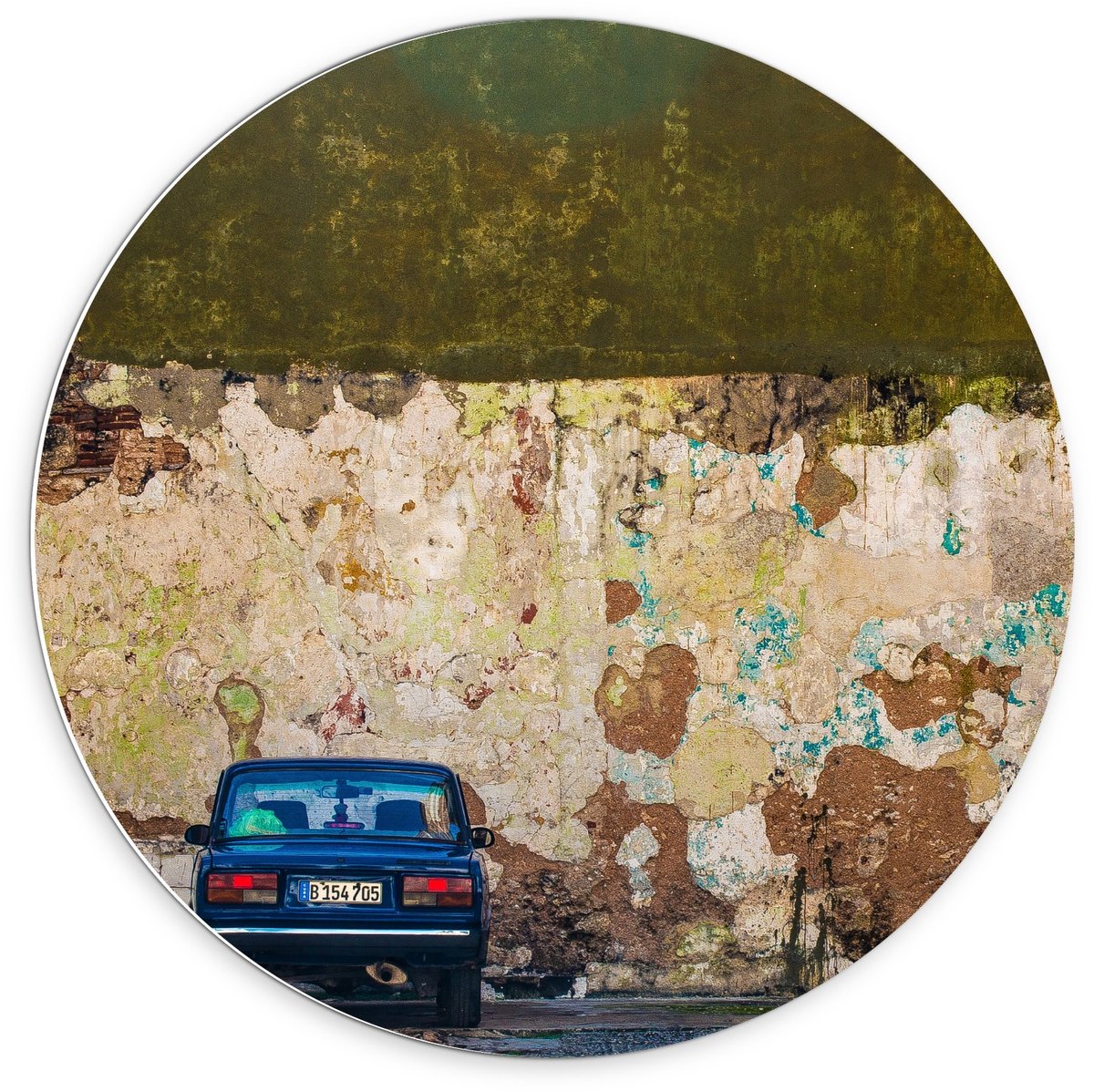 KuijsFotoprint Schilderij - Geparkeerde Auto Bij Verwoeste Muur - Blauw En Bruin - 70 X 70 Cm