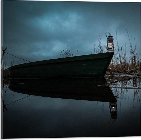 Acrylglas - Grauwe Boot met Lantaarn in de Schemering - 50x50cm Foto op Acrylglas (Met Ophangsysteem)