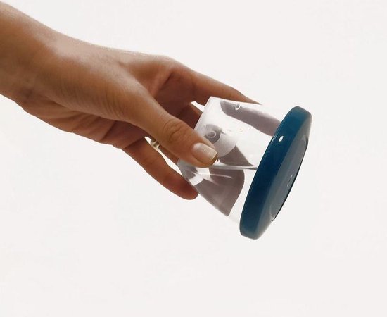 Hand met een blauwe deksel op een transparante pot.