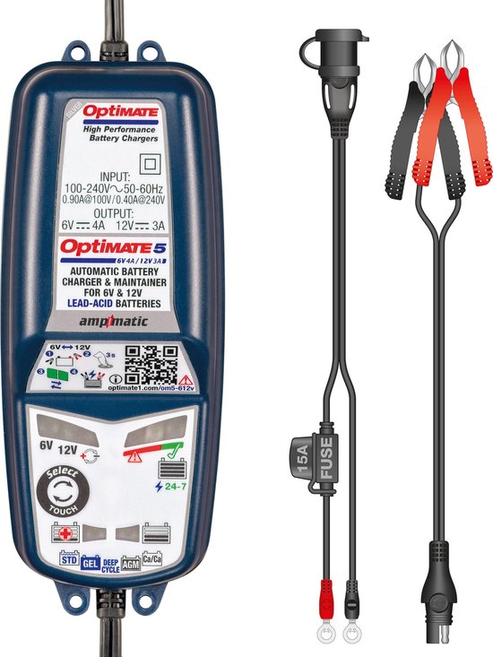 Chargeur de batterie OptiMate 5 avec accessoires, y compris des pinces de batterie rouges et noires, et divers câbles.