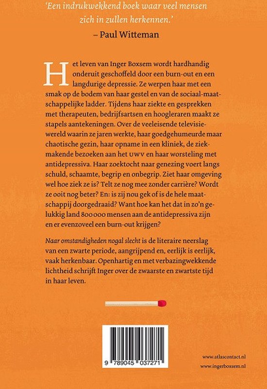 Boekcover van 'Naar omstandigheden nogal slecht'. De achtergrond is oranje met witte tekst. In het midden staat een brandende lucifer en de titel in grote letters.