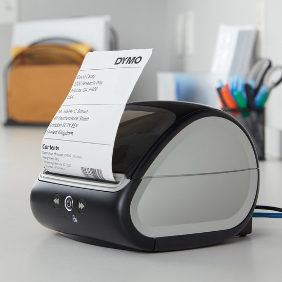 DYMO LabelWriter 5XL labelprinter met een wit en zwart design. De printer drukt een verzendlabel af met adresgegevens.