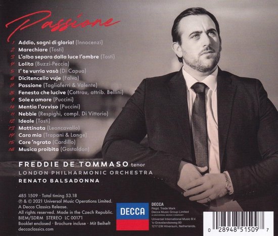 Freddie De Tommaso, tenor, met een zwart pak, wit overhemd en zwarte das. De titel 'Passione' is in rode letters. Tracklist zichtbaar.