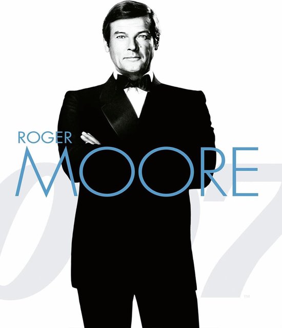 Roger Moore in een zwart smoking, met gestrikte vlinderdas en gekruiste armen. Tekst: 'ROGER MOORE 007'.