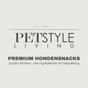 Logo van Petstyle Living met de tekst 'PREMIUM HONDENSNACKS'.