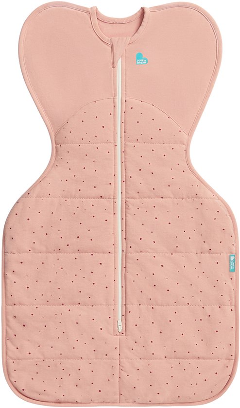 Roze baby slaapzak met kleine donkere stipjes en rits. "Love to Dream" logo op de borst.