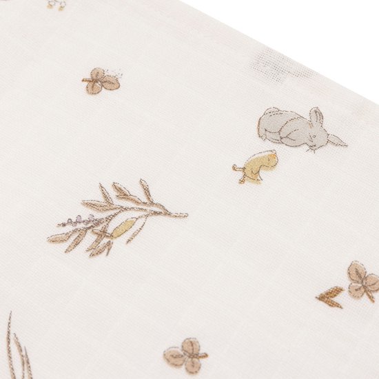 Witte hydrofiele doek met bruine print van konijnen, kuikens, bloemen en takjes.