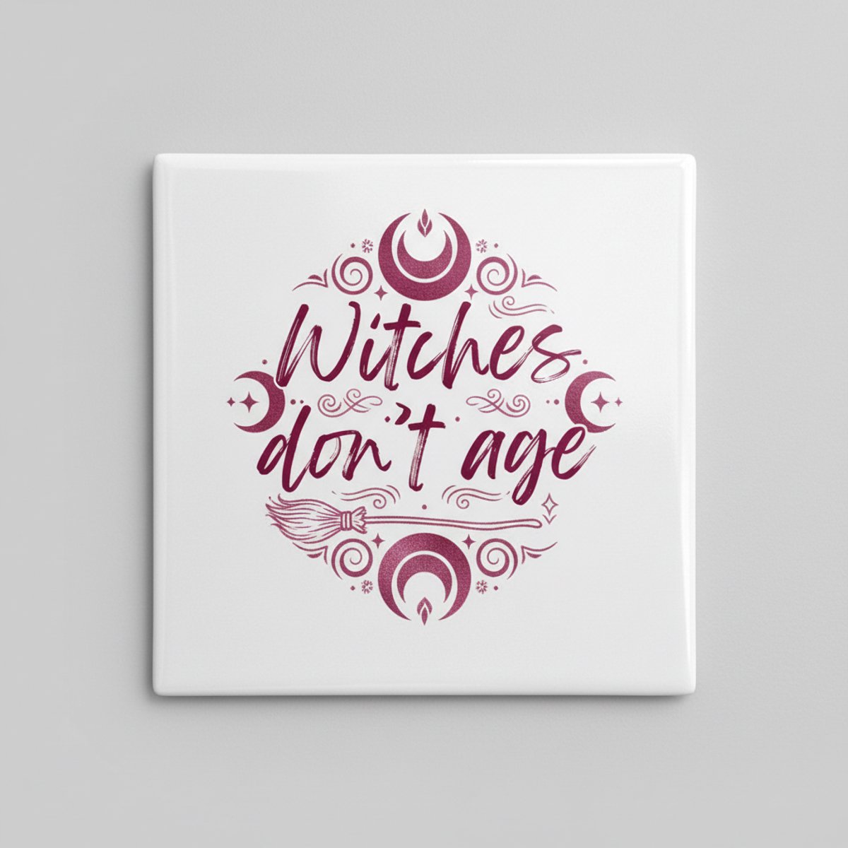 Grappige Tekst Keramische Wandtegel “Witches Don’t Age” – Mystiek Heks Ontwerp Woondecorat