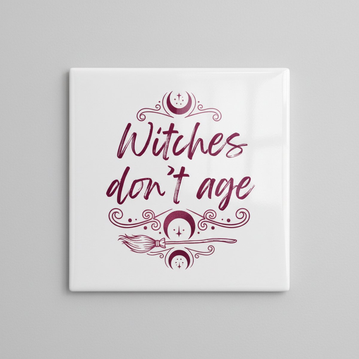Nevolis Witches Don’t Age Tegel 15×15 cm – Magische Heksentekst Keramische Wandtegel – Mystiek Vrouwelijk Home Decor Cadeau Multi Color
