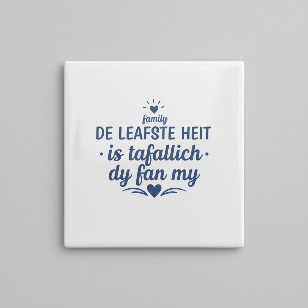 Keramische Tegel met Lieve Dialect Tekst “De Leafste Heit is Tafallich Dy Fan My” – Famili